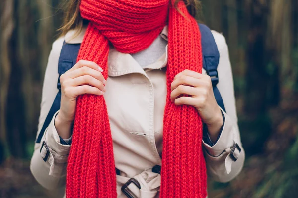 Frau trägt warmes rotes Tuch — Stockfoto