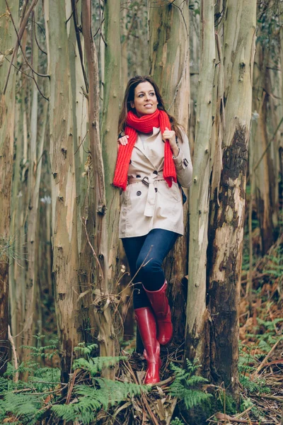 Jovem mulher vestindo roupas de moda outono na floresta — Fotografia de Stock