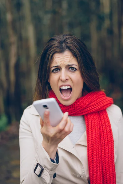 Mulher perturbada gritando para smartphone — Fotografia de Stock