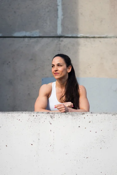 Fitness stark kvinna tar en Urban Workout rest — Stockfoto