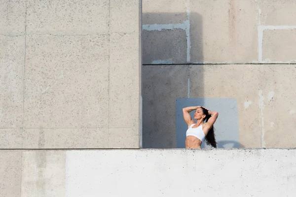 Strong muscular fitness woman ready for urban workout — Stock Photo, Image