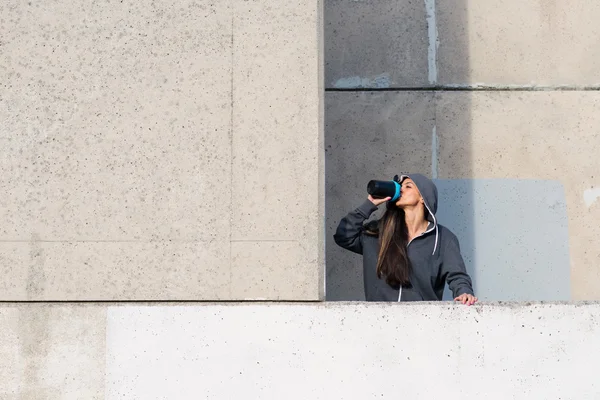 Γυμναστική γυναίκα πίνοντας πρωτεΐνη μιλκσέικ μετά από αστική προπόνηση — Φωτογραφία Αρχείου