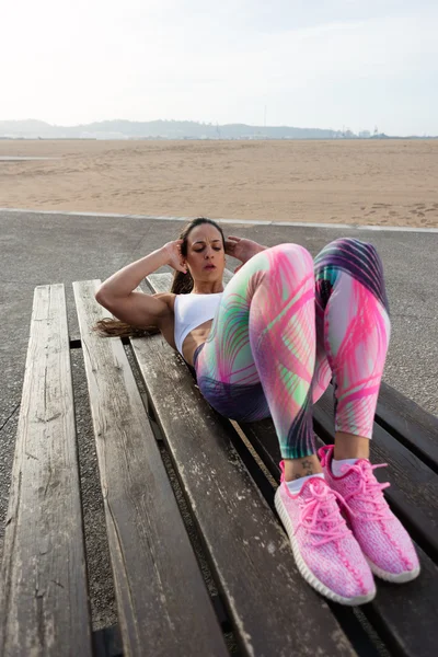 Femeia de fitness face abdomene afară — Fotografie, imagine de stoc