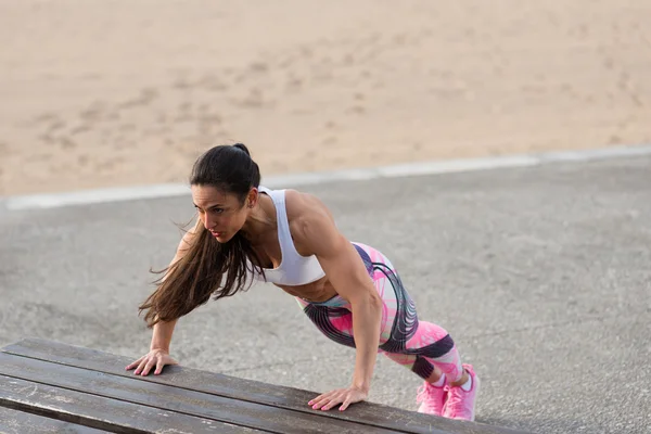 Θηλυκός αθλητής Fitness κάνει push ups προπόνηση έξω — Φωτογραφία Αρχείου