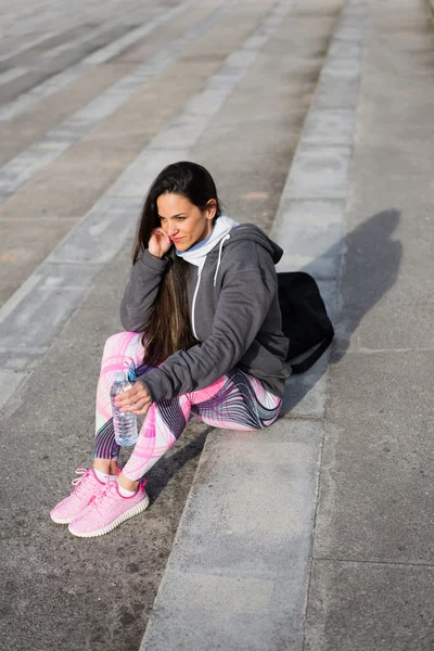 Sportos nő pihenő után edzés ivóvízhez — Stock Fotó