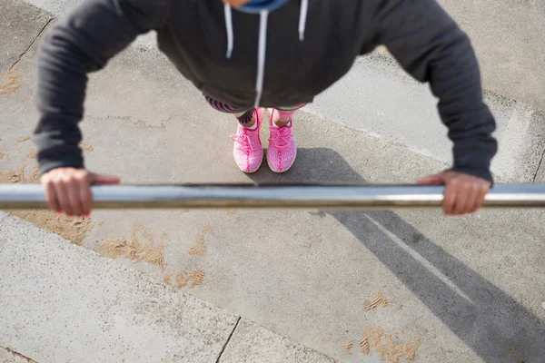 Urban push ups workout — Stock Photo, Image