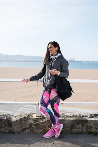Fitness fröhliche Stadtfrau mit Smartphone — Stockfoto