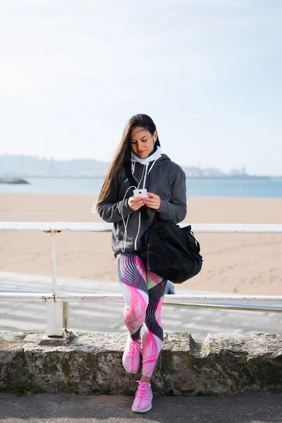 Fitness urban kvinna med smartphone — Stockfoto