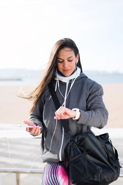 Femme de fitness sportive allant à la salle de gym — Photo