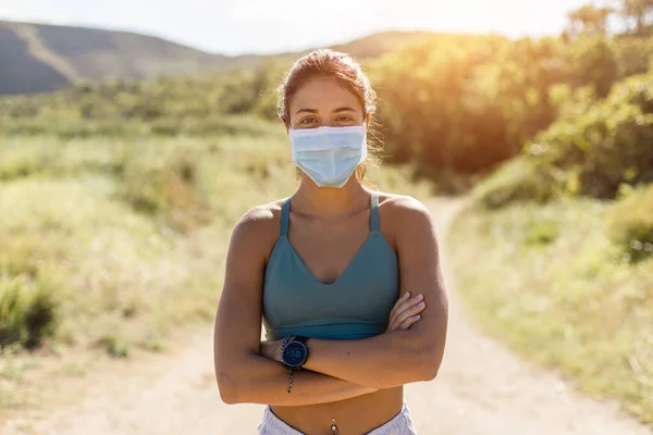 Retrato Joven Corredora Forma Motivada Que Usa Mascarilla Entrenamiento Aire — Foto de Stock