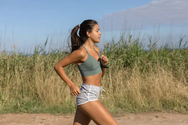 Mujer Joven Forma Deportiva Corriendo Camino Tierra Verano Entrenamiento Atleta — Foto de Stock