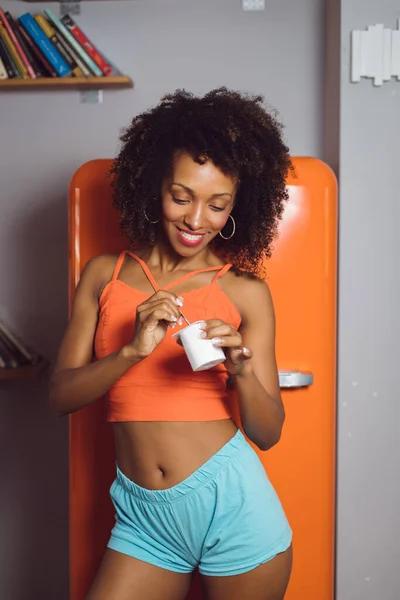 Mooie Slanke Zwarte Vrouw Die Thuis Yoghurt Eet Fit Afro — Stockfoto