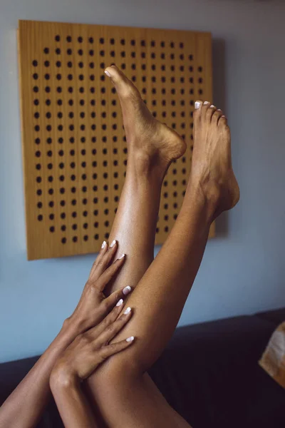 Дозвілля Розслабитися Вдома Концепції Краси Деталь Чорної Жінки Ноги Руки — стокове фото