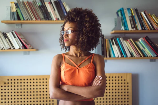 Ritratto Donna Afro Intelligente Sicura Casa Colto Bella Femmina Casual — Foto Stock
