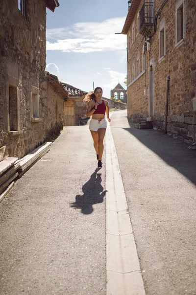 Γυναίκα Αθλήτρια Τρέχει Αγροτικό Χωριό Άσκηση Δρομέα Στο Βουνό Του — Φωτογραφία Αρχείου