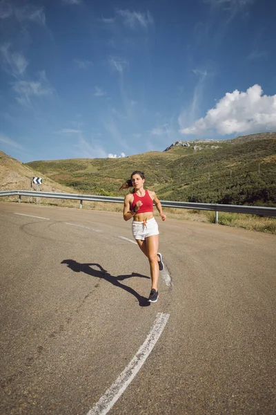 Підійде Жінка Спортсменка Біжить Гірському Пандусі Влітку Спортивна Жінка Важко — стокове фото