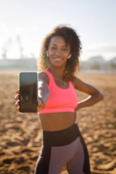 Fit Mulher Esportiva Mostrando Sua Tela Smartphone Fitness Conceito Aplicativo — Fotografia de Stock