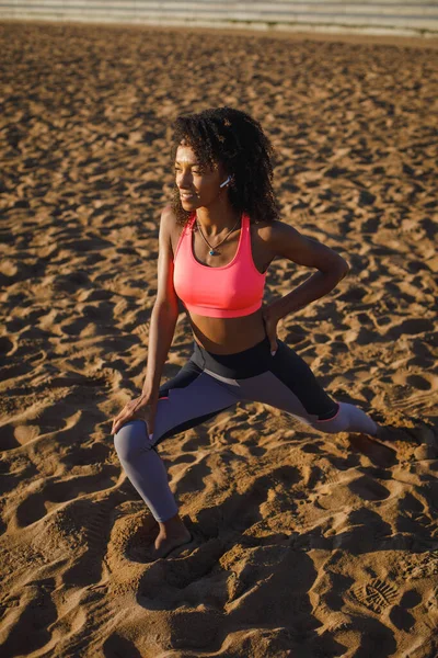 Młoda Sportowa Czarna Kobieta Treningu Fitness Biegania Miejskiej Plaży Zdrowy — Zdjęcie stockowe