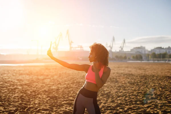 Mulher Fitness Desportiva Tirar Foto Selfie Para Suas Redes Sociais — Fotografia de Stock