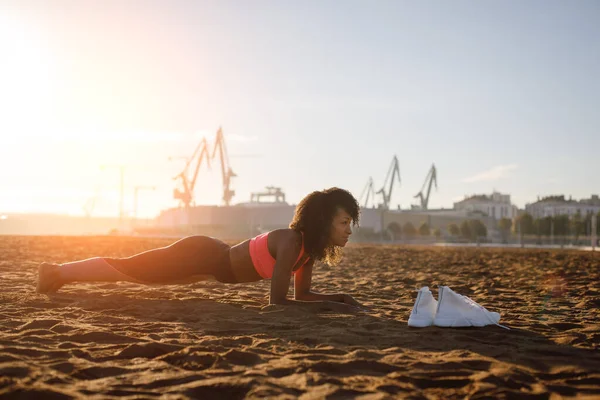 Jovem Mulher Negra Desportiva Fazendo Prancha Isométrica Praia Durante Treino — Fotografia de Stock