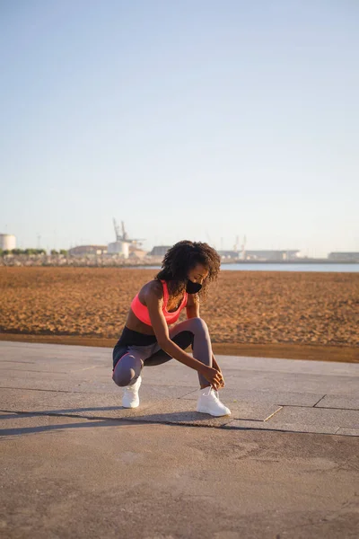 Молода Спортивна Чорна Жінка Фітнесі Працює Міському Пляжі Здоровий Спосіб — стокове фото