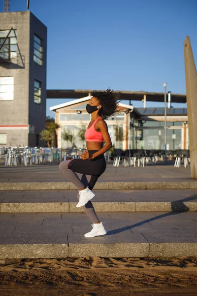 Sporty Mulher Apto Correndo Lugar Para Exercício Exercício Fitness Livre — Fotografia de Stock