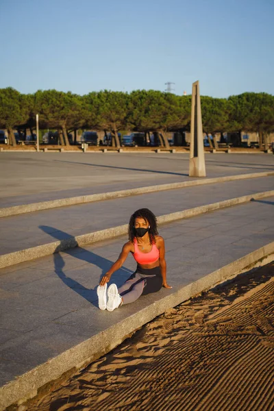 Giovane Donna Nera Sportiva Forma Fisica Allenamento Corsa Indossando Maschera — Foto Stock