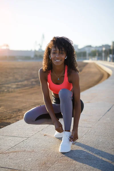 Jovem Mulher Negra Desportiva Fitness Corrida Treino Praia Cidade Estilo — Fotografia de Stock