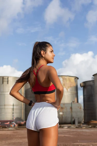 工業地帯でアウトドアを訓練する女性アスリートを自信を持って ランニングとスポーツの動機 — ストック写真