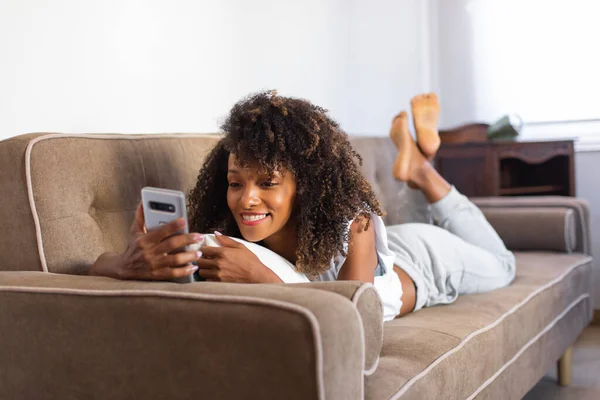 Relaxado Alegre Mulher Negra Casa Deitado Seu Sofá Casa Usando — Fotografia de Stock