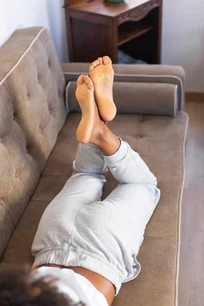 Расслабьтесь Насладитесь Комфортом Отдыхом Дома Ноги Чернокожей Женщины — стоковое фото