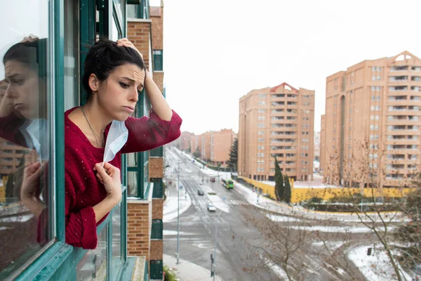 Desespero Mulher Entediada Sob Covid Quarentena Olhando Pela Janela Para — Fotografia de Stock