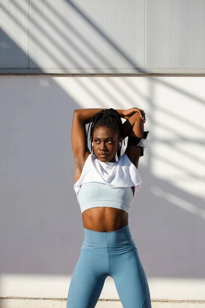 Triceps Stretcha Uppvärmningsövning Innan Löpning Träning Passform Kvinna Utbildning Utanför — Stockfoto