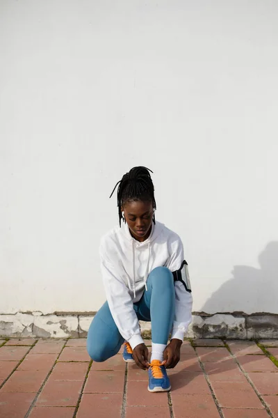 Kadın Koşucunun Portresi Dışarıda Eğitime Hazırlanıyor Spor Ayakkabılarını Bağlarken Kameraya — Stok fotoğraf