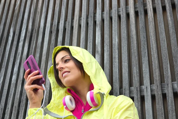 Female athlete texting message on smartphone — Stock Photo, Image