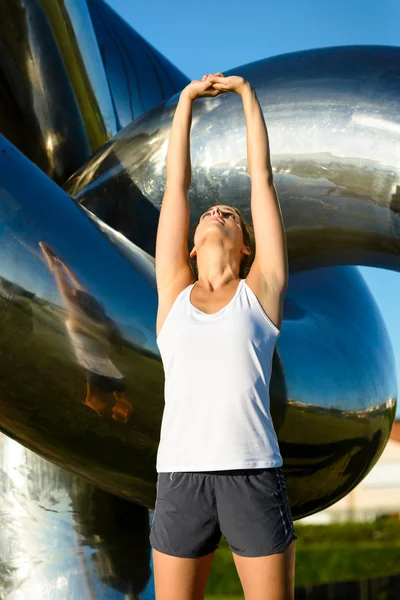 Atleta femenina calentándose antes de correr — Foto de Stock