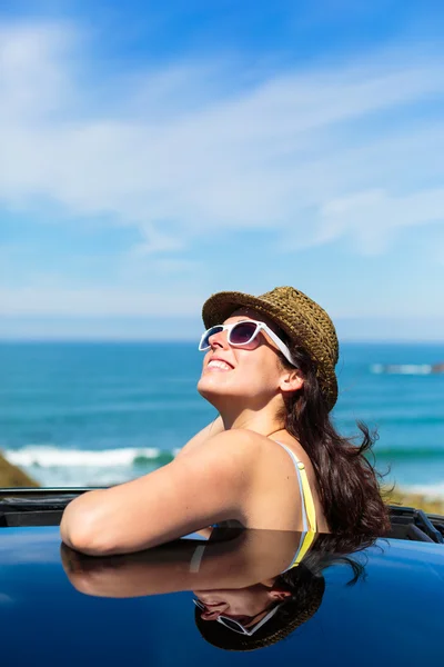 Glückliche Frau auf sommerlicher Autofahrt — Stockfoto