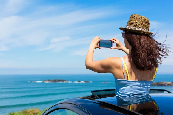 Mujer tomando fotos con cámara de teléfono inteligente en viajes de verano —  Fotos de Stock