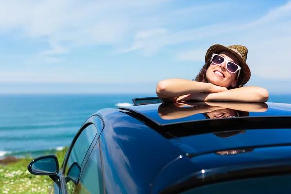 Relajada mujer en el viaje de vacaciones de verano coche —  Fotos de Stock