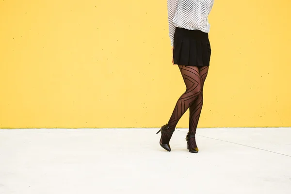 Tímido moda moda empresária pernas — Fotografia de Stock