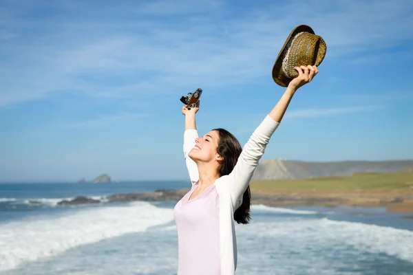 Glückselige Frau hebt die Arme zum Meer — Stockfoto