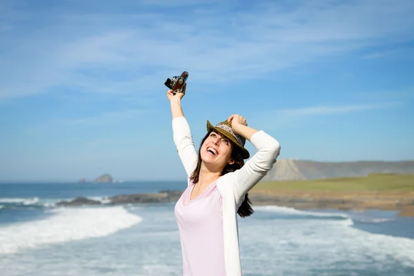 Femme heureuse jouissant de la liberté vers la mer — Photo