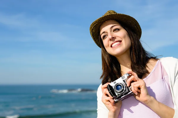 Funky vrouw nemen foto op kust reizen — Stockfoto