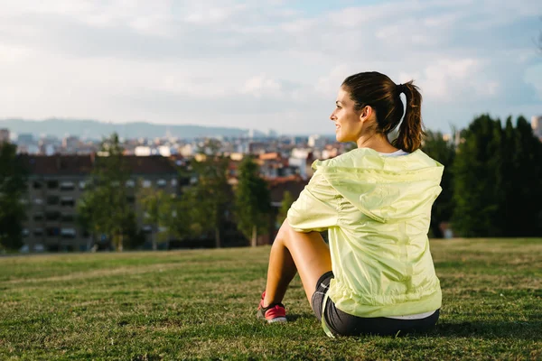 Sportliche Frau legt nach dem Sport eine Pause ein — Stockfoto