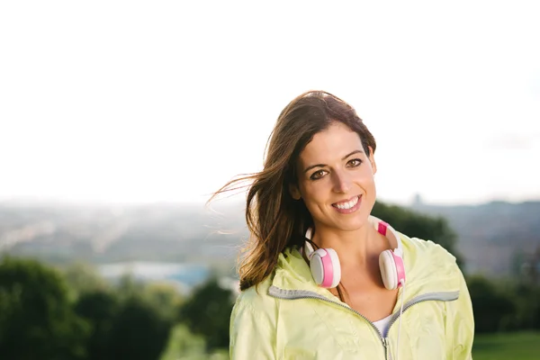 Sporty woman smiling — Stock Photo, Image