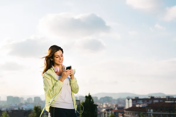 Akıllı telefon mesaj işlevi sayesinde kadın atlet — Stok fotoğraf