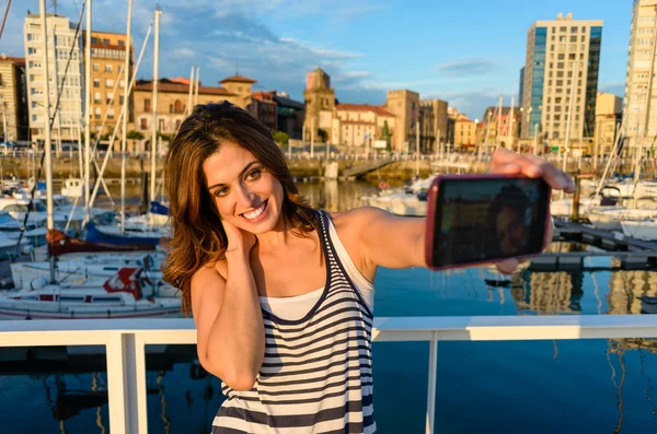 Mujer feliz tomando foto selfie con teléfono inteligente —  Fotos de Stock