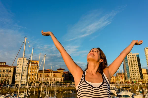 Turista alegre desfrutando de férias de verão europeu — Fotografia de Stock