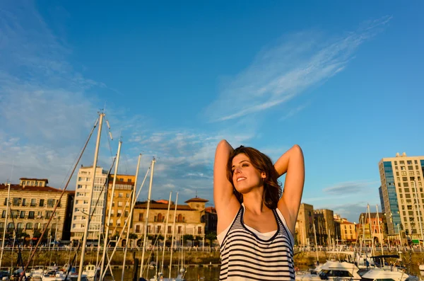 Entspannter Tourist genießt europäischen Sommerurlaub — Stockfoto