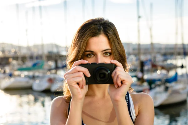 Tourist on taking picture by the harbor — Stock Photo, Image